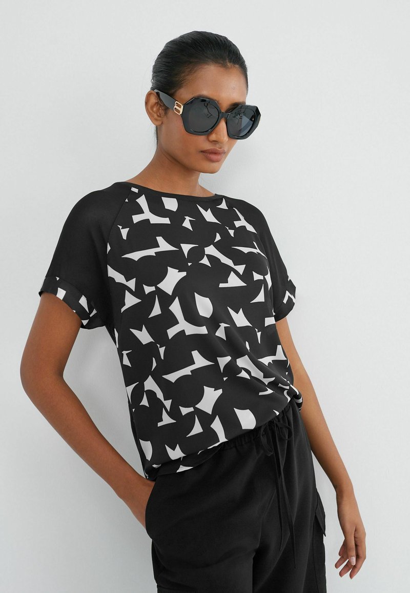 Next SHORT SLEEVE RAGLAN STANDARD - Jednoduché tričko - black and white geo