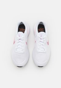 Nike Performance REVOLUTION 7 - Laufschuh Straße - white/hyper crimson/beyond pink/black