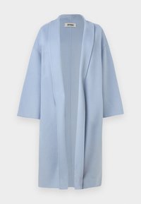 Cárdigan de lana estilo kimono en un azul claro, con mangas anchas, frente abierto y sin cierres. Textura suave y diseño minimalista.