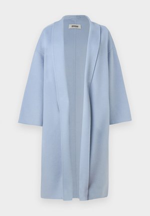 Világoskék gyapjú, kimono stílusú kardigán, széles ujjakkal, nyitott elejével és befogók nélkül. Puha tapintású és minimalista design.