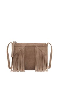 Borsa a tracolla in suede marrone con dettagli in frange, accenti brillanti e chiusura con zip. Cinghia attaccata per un facile trasporto.