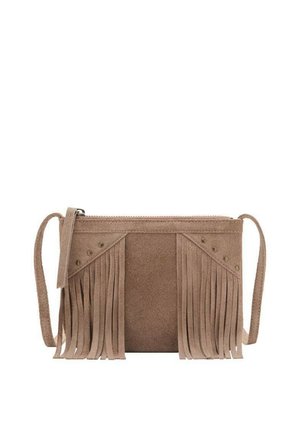 Borsa a tracolla in suede marrone con dettagli in frange, accenti brillanti e chiusura con zip. Cinghia attaccata per un facile trasporto.