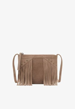 Hnedá semišová crossbody taška s franjami, ozdobená cvočkami a so zipsovým zatváraním. S popruhom pre jednoduché nosenie.