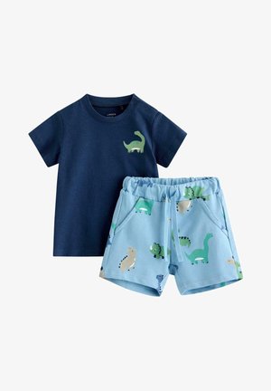 Marineblå T-shirt med korte ærmer og grønt dinosaurprint, kombineret med lyseblå shorts med elastik i taljen og flerfarvede dinosaurmønstre.