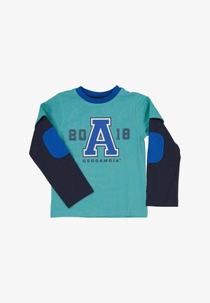 Grøn skjorte med lange ærmer og marineblå ærmer, prydet med et stort blåt "A" og grafikken "2018". Albue-patches i blå med kviltet tekstur.