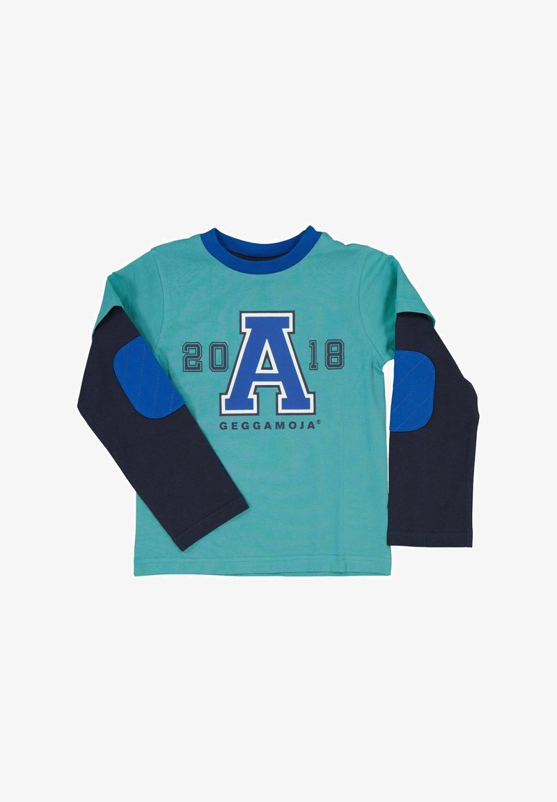 Grön långärmad skjorta med marinblå ärmar, med en stor blå "A" och "2018" grafik. Ellenbågar i blått med quiltad textur.