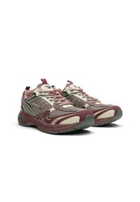 Scarpe da ginnastica maschili con una tomaia in rete bordeaux e crema, suola in gomma, colletto imbottito e minimi accenti riflettenti. Progettate per comfort e supporto.