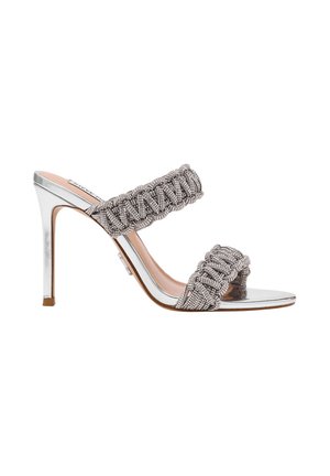 Sandale à talons hauts argentée avec deux brides tressées perles sur le dessus du pied et un design à bout ouvert.