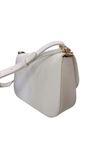 Borsa a tracolla bianca strutturata con finitura testurizzata, hardware dorato e tracolla rimovibile. Presenta una chiusura con zip e un design minimalista.