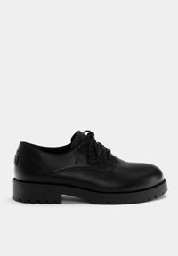 derbies pull and bear
