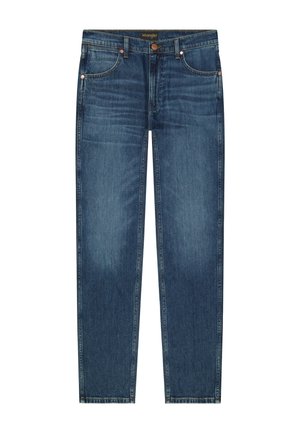 Μπλε τζιν με ίσια γραμμή, εμπρός και πίσω τσέπες, χαλκομανίες, κλείσιμο με κουμπί και λογότυπο Wrangler στη μέση.