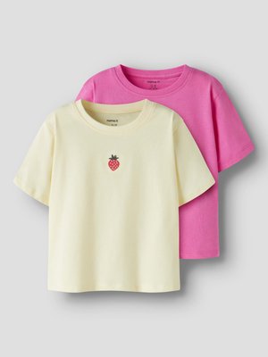 To barne-T-skjorter med korte ermer lagt flatt, en lys gul med en liten jordbærgrafikk, og en ensfarget klar rosa.