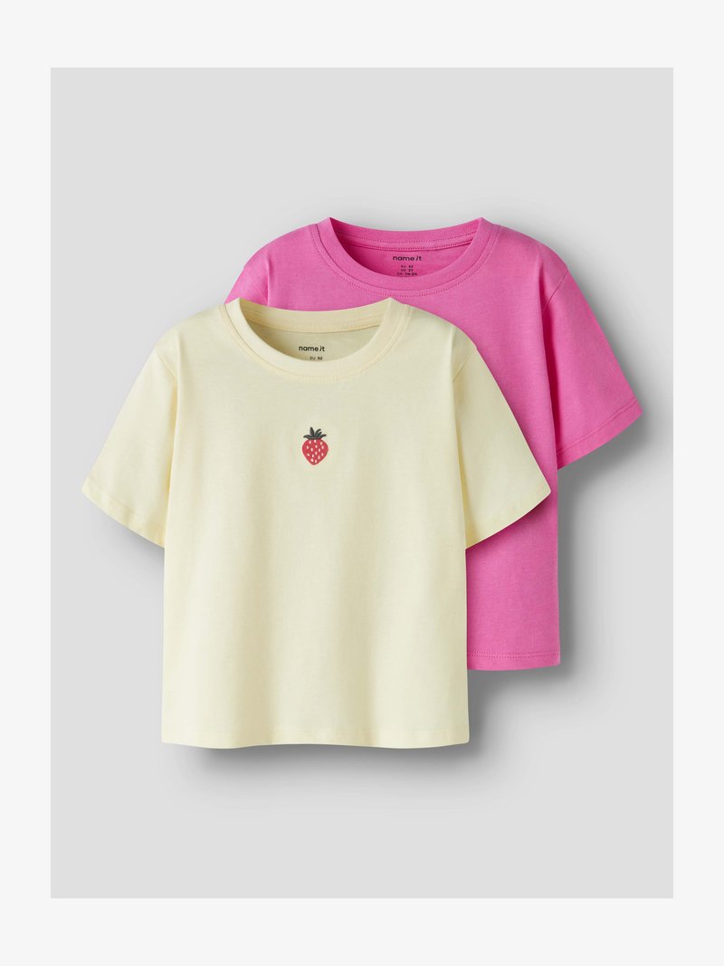 Dwa dziecięce T-shirty z krótkim rękawem, jeden w bladożółtym kolorze z małą grafiką truskawki, drugi jednolity w jasnoróżowym kolorze, ułożone na płasko.