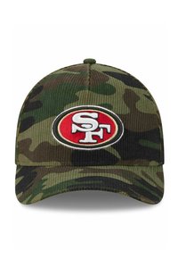 Schirmmütze mit Camouflage-Muster aus Cordstoff, ausgestattet mit einem roten und weißen gestickten SF-Logo auf einem runden Patch in der Mitte. Design mit gebogenem Schirm.