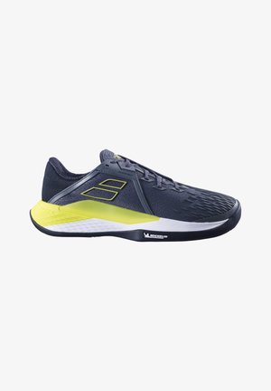Sport Schuhe mit einem Obermaterial aus navy-textil, gelben Akzenten, strukturiertem Design und weißer Zwischensohle. Mit Michelin-Logo an der Außensohle.