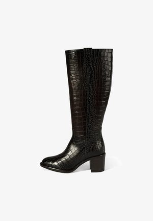 Zwarte kniehoge laarzen van leer met krokodillenstructuur, voorzien van een spits toelopende neus en een gestapelde hak voor stabiliteit.