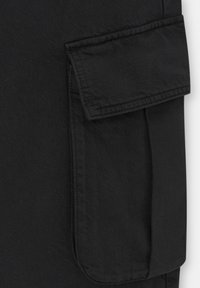 Zwarte cargobroek van een gestructureerde stof met een grote klepzak aan de zijkant, met een strakke afwerking en naadloze stiksels.