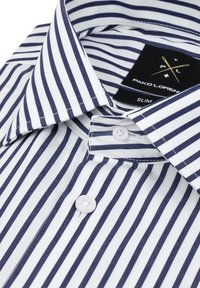 Biała koszula w niebieskie pionowe paski, dopasowana, z kołnierzykiem typu wskazującego, z przodu zapinaną na guziki oraz czarną metką z złotymi akcentami.