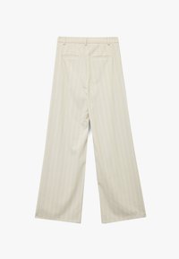 Pantaloni a gamba larga a righe beige con un design sartoriale, dotati di due tasche posteriori e una texture liscia. Realizzati in un tessuto leggero.
