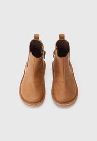 Botine din piele tan cu o finisare netedă, cu fermoare laterale, design minimalist și detalii cusute pe talpă.