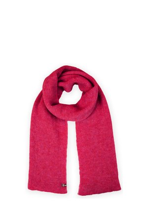 Écharpe tricotée rouge vif pliée en boucle avec une texture côtelée et une petite étiquette ronde avec logo près d'une extrémité.