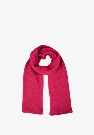 Écharpe tricotée rouge vif pliée en boucle avec une texture côtelée et une petite étiquette ronde avec logo près d'une extrémité.