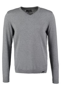 Szary sweter w serek wykonany z dzianiny. Długie rękawy z ściągaczami przy mankietach i u dołu. Posiada małą metkę logo w lewym dolnym rogu.