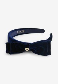 Tamni baršunasti rajf s velikom mašnom, ukrašen zlatnim srcem, čime se stvara teksturiran i ukrasan izgled.