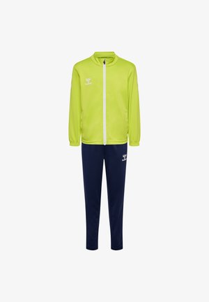 Chaqueta de chándal verde con cremallera y logo blancos, combinada con pantalones de chándal azul marino que presentan un logo; ambos fabricados en una tela suave y ligera.