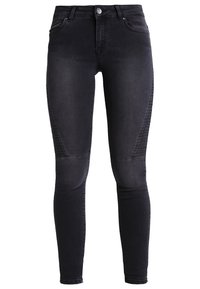 Jean skinny noir avec détails côtelés sur les cuisses, bouton avant, fermeture éclair et design classique à cinq poches.
