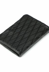 Cartera de cuero negra con una superficie texturizada con un patrón de diamantes. Diseño elegante con esquinas redondeadas y sin ningún herraje visible.