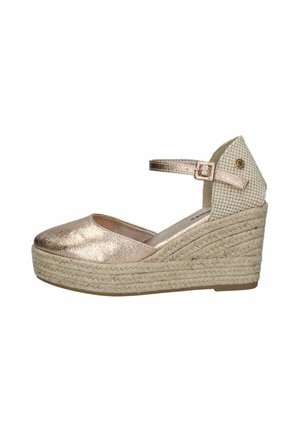 Espadrille con cuña en color rosa metálico, con suela de tela texturizada, una entresuela de yute trenzado y una correa en el tobillo con hebilla.