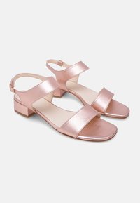 Roségouden metallic sandalen met twee brede banden en een gesloten achterkant. Voorzien van een vierkante neus en een lage, blokhak. Gladde textuur.
