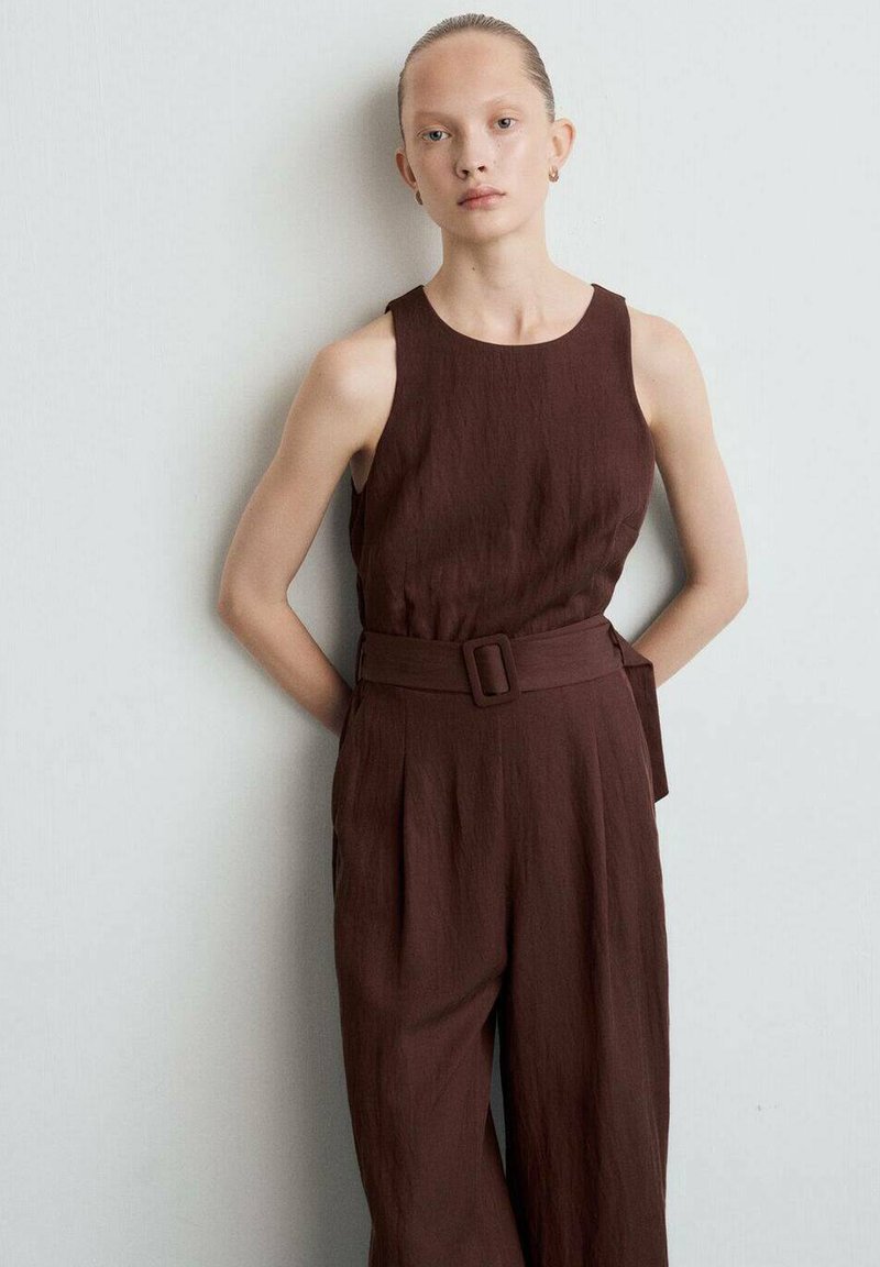 Bruine linnen jumpsuit met een mouwloze pasvorm, een ceintuur in de taille, een losse fit en een subtiele textuur. Eenvoudige en functionele tailoring.