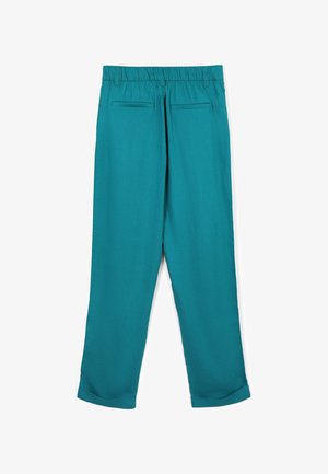 Pantaloni leggeri turchesi con gamba larga, vita elastica e due tasche sul retro. Presentano una texture liscia e risvolti arrotolati all'orlo.