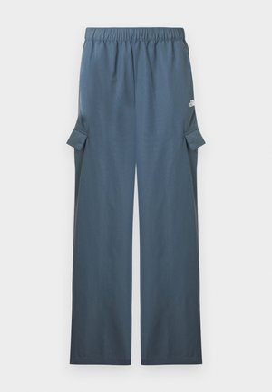 Tumši zili plaša griezuma cargo stila bikses ar elastīgu jostasvietu un atloku kabatām sānos, uz augšstilba ir zīmola logo.