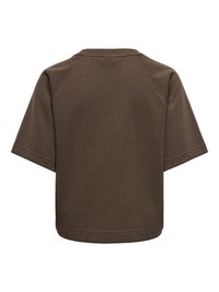 Sweat-shirt marron à manches courtes avec col rond côtelé et manches raglan, montré de dos sur fond blanc.