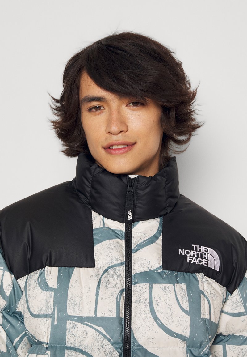 Herren Leichte Jacken | The North Face LHOTSE JACKET Daunenjacke goblin blue woodblock half dome print/blau - IZ57302 Herren Leichte Jacken | The North Face LHOTSE JACKET Daunenjacke goblin blue woodblock half dome print/blau - IZ57302