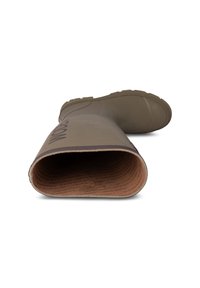Bota impermeable beige con una superficie exterior lisa y un interior marrón texturizado. Cuenta con una suela de goma con patrón de tracción y una apertura amplia.