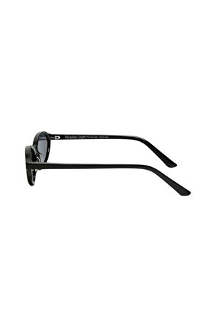 Czarne prostokątne okulary przeciwsłoneczne widziane z boku, z cienkimi zausznikami i logo "Massimo Dutti" na wewnętrznym zausznikiu.