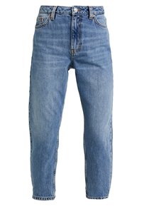 Jeans de mezclilla azul claro con un ajuste de cintura alta, piernas rectas y un diseño clásico de cinco bolsillos. Incluye una cremallera y cierre de botón.