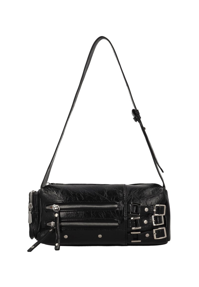 Černá kožená kabelka obdélníkového tvaru se dvěma kapsami na zip a kovovými ozdobami včetně přezek po stranách.