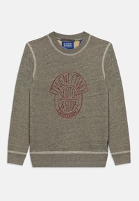 Šedá mikina s dlhými rukávmi, okrúhlym výstrihom a dekoratívnym červeným potlačou s nápisom "TWENTY TWO SCOTCH & SODA AMSTERDAM" na prednej strane.