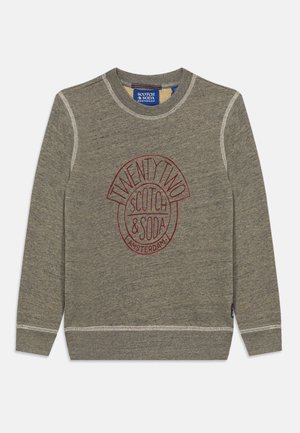 Grauer Sweatshirt mit langen Ärmeln, rundem Halsausschnitt und dekorativem roten Druck mit der Aufschrift "TWENTY TWO SCOTCH & SODA AMSTERDAM" auf der Vorderseite.
