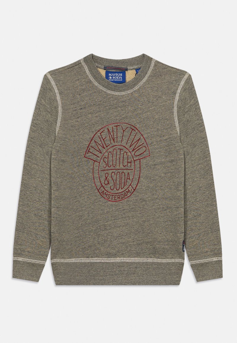 Šedá mikina s dlhými rukávmi, okrúhlym výstrihom a dekoratívnym červeným potlačou s nápisom "TWENTY TWO SCOTCH & SODA AMSTERDAM" na prednej strane.