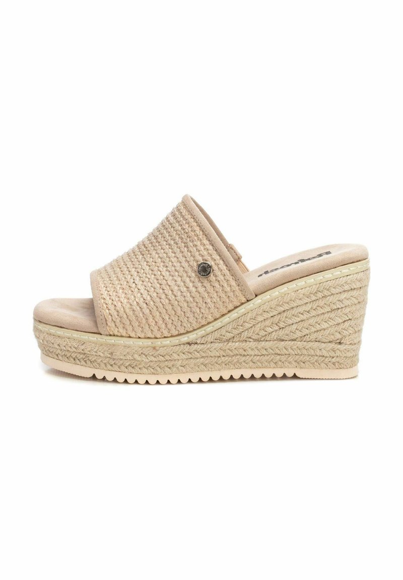 Sandalias de cuña beige con parte superior trenzada, acabado texturizado y plantilla acolchada. Presenta detalles de estilo yute en la suela de cuña.