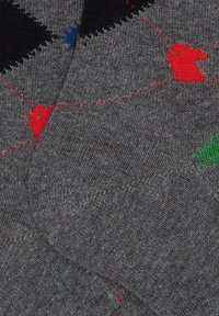 Scolpiti in maglia grigia con un motivo geometrico, questi calzini presentano accenti rossi, neri, verdi e blu. Hanno una consistenza liscia, uno spessore medio e una lunghezza alla caviglia.
