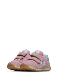 Baskets pour enfants rose et beige en matériaux en maille et en suède, avec deux bandes auto-agrippantes, une semelle en caoutchouc et une touche de bleu clair.
