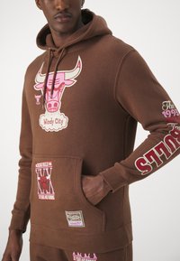 Mitchell & Ness NBA CHICAGO BULLS SUGAR BACON HOODIE - Vereinsmannschaften - brown