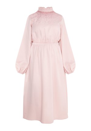 Roosa pikakäisel kleit, millel on volangiga kõrge kaelus, elastne vöökoht ja kokku volditud seelik, mille ülaservas on pärlitega kaunistus.